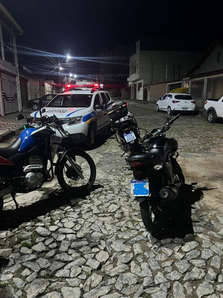PM prende motociclista que estava em regime semiaberto e descumpria medidas restritivas; ele foi preso por direção perigosa PM prende homem por direção perigosa; motociclista estava em regime semiaberto e descumpria medidas restritivas