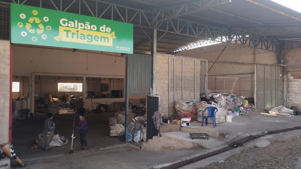 Prefeitura de Divinópolis deixa 180 trabalhadores esperando por falta de cessão de caminhões para a ASCOMARE Prefeitura deixa 180 trabalhadores da ASCOMARE parados por falta de cessão de caminhões