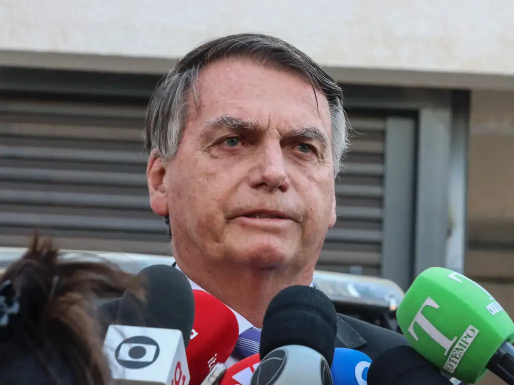 Após ter passaporte apreendido em investigação de tentativa de golpe de Estado, defesa de Bolsonaro pede que justiça devolva o documento