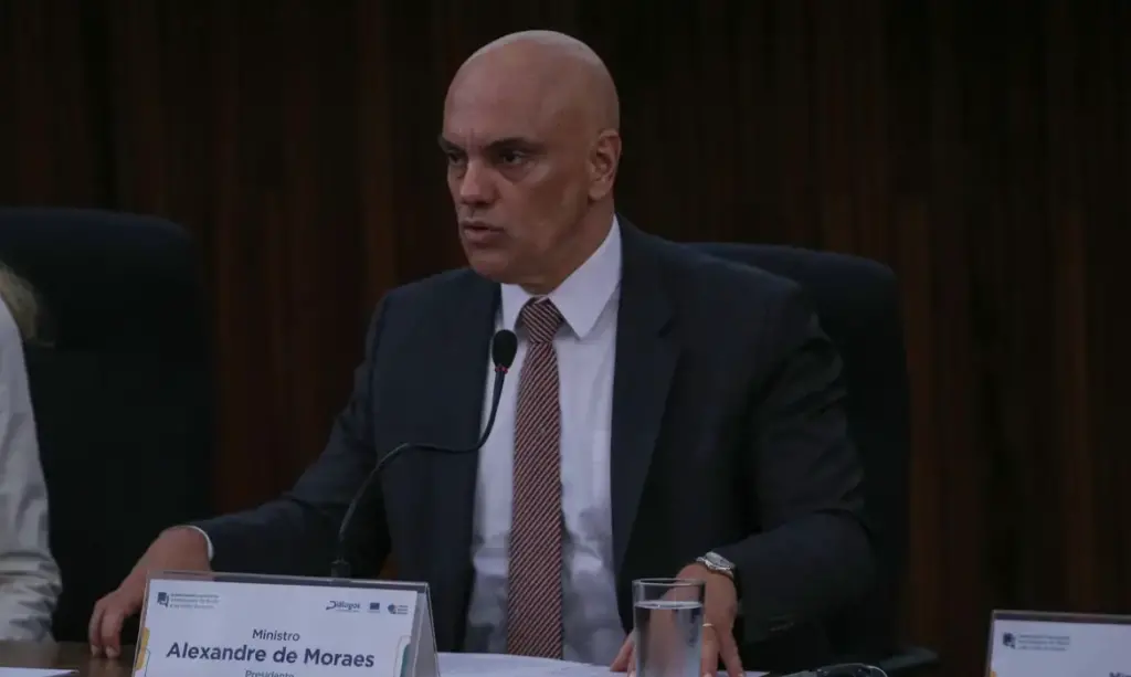Ministro Alexandre de Moraes faz críticas e defende punição às big techs que induzirem voto Ministro Alexandre de Moraes faz críticas e defende punição às big techs que induzirem voto