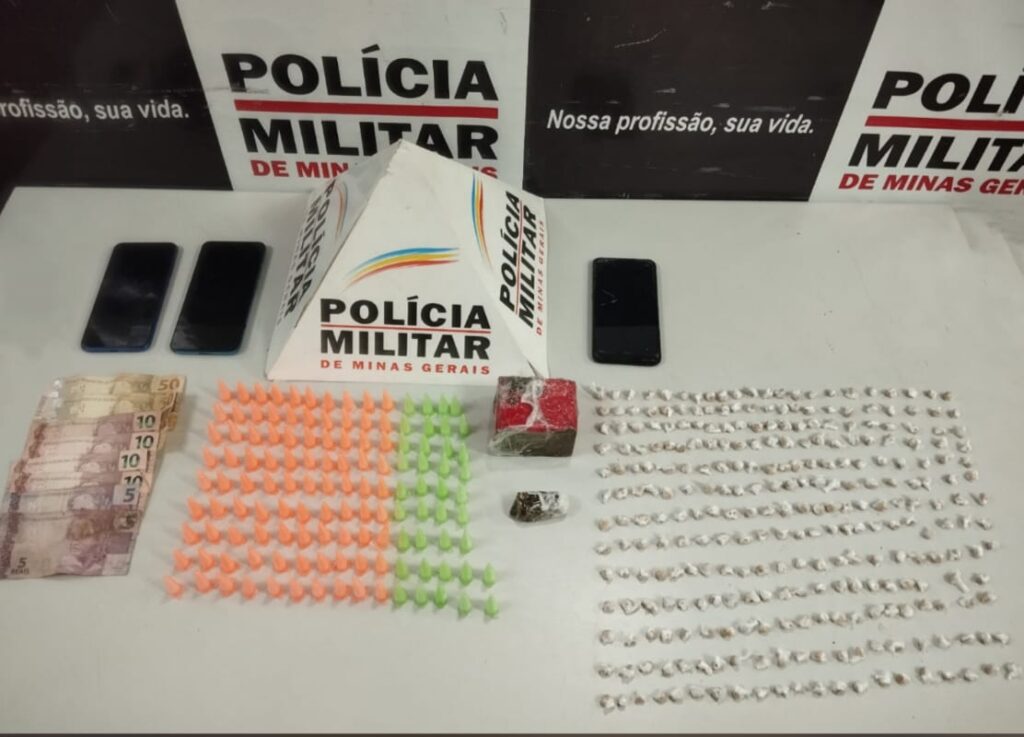 Casal do crime é preso com mais de 280 pedras de crack e 128 pinos de cocaína em Nova Serrana Casal do crime é preso com mais de 280 pedras de crack e 128 pinos de cocaína em Nova Serrana