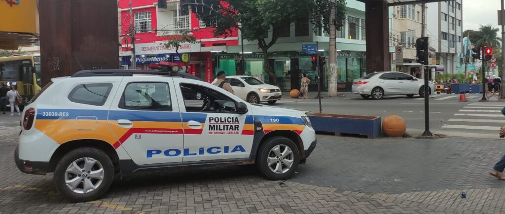 Jovem de 22 anos é preso após roubo de veículo em Divinópolis: suspeito é detido pela polícia após perseguição POLÍCIA