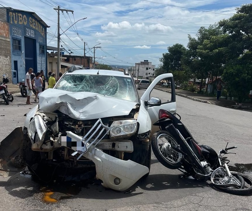 Moto é destruída em acidente com carro no Bairro Paraíso, em Divinópolis batida carro e moro
