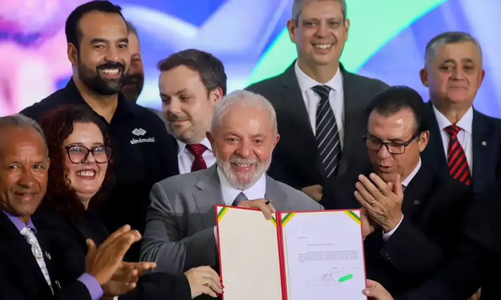 Lula assina projeto que regula atividade de motoristas de aplicativo; projeto estabelece valor por hora trabalhada motoristas de app