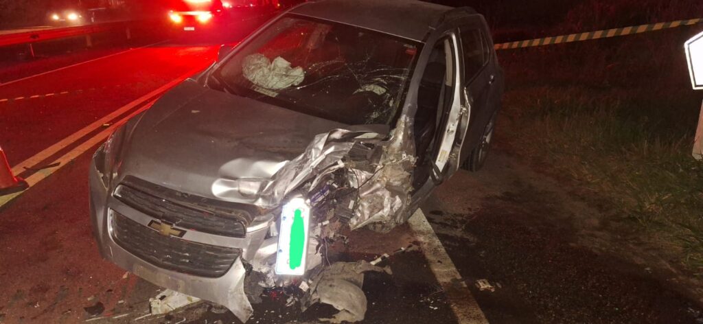 Carro invade contramão na MG-050 e deixa cinco vítimas, entre elas, duas crianças ACIDENTE ITAUNA 2