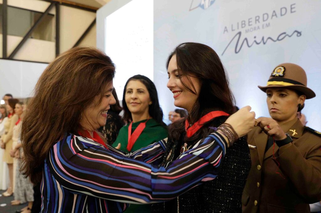 Medalha da Inconfidência é entregue à Secretária de Estado Adjunta de Governo pelo reconhecimento ao seu trabalho na Segov COMENDA