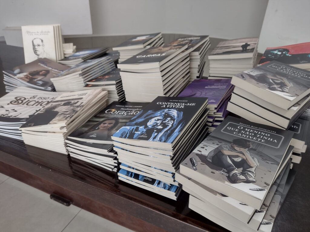 Academia Divinopolitana de Letras entrega livros para instituições de Divinópolis Livro