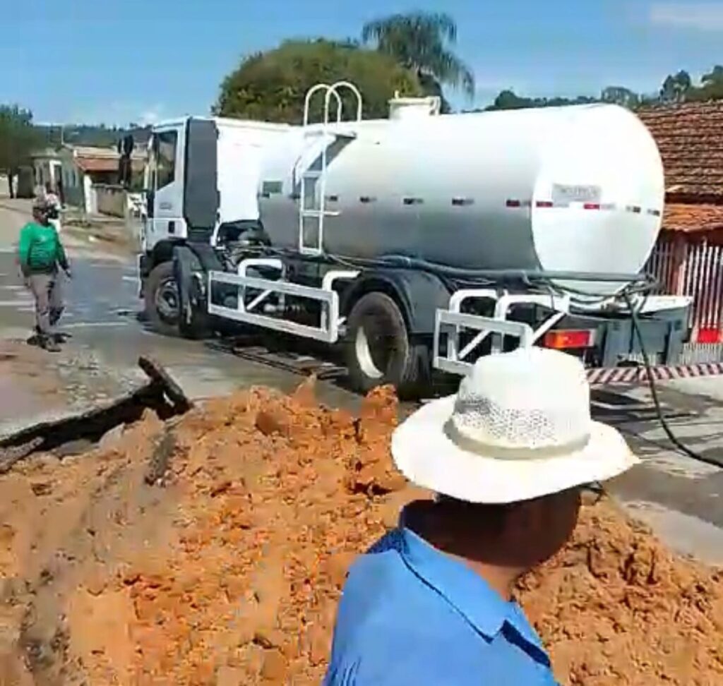 Prefeitura de Itapecerica em resposta ao Divinews resolve problema em rede de esgoto de Neolândia NEOLANDIA