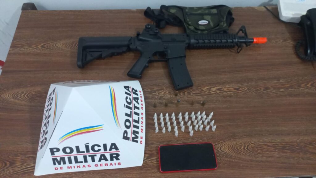 Homem é preso com 42 pinos de cocaína, munições e réplica de metralhadora em São Gonçalo do Pará PM