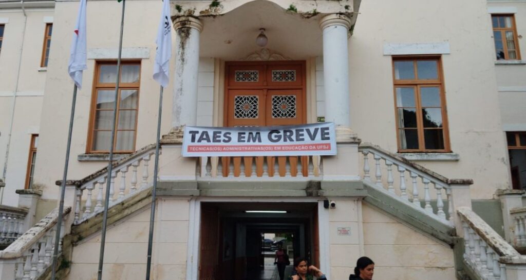 Técnicos Administrativos em Educação da UFSJ seguem em greve por reestruturação de carreira TAES