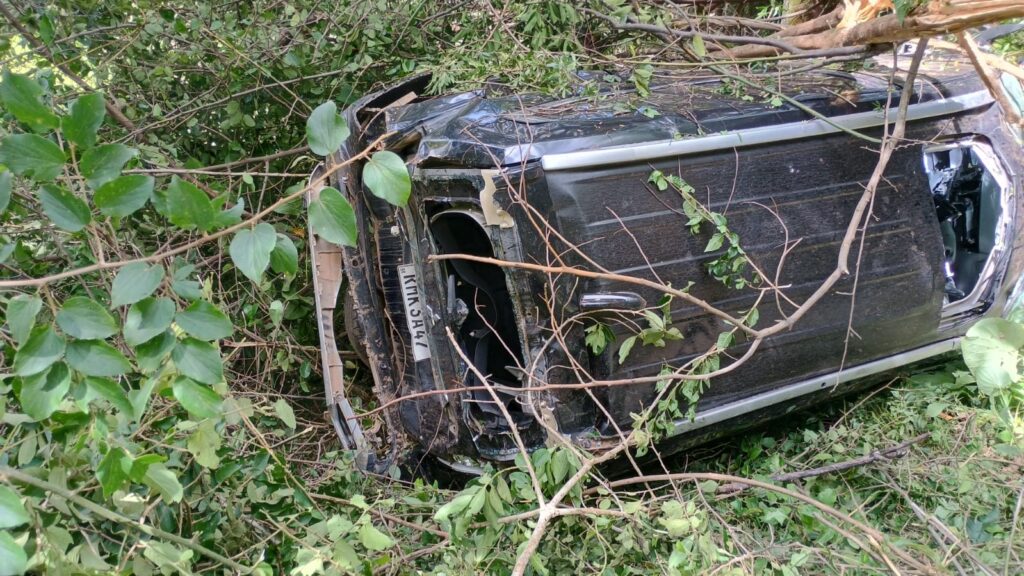 Veículo cai em abismo na estrada de Formiga em direção ao Córrego Fundo; WhatsApp Image 2024-04-09 at 12.32.39