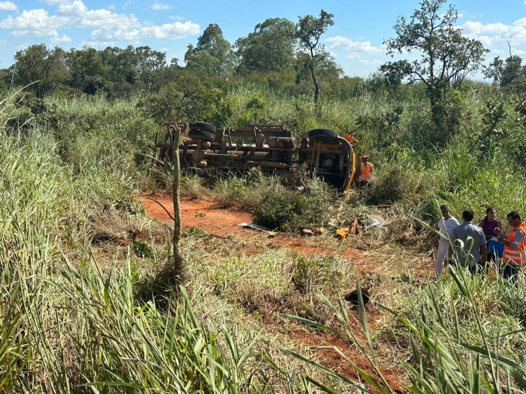 Caminhão leiteiro capota em Martinho Campos e deixa um ferido preso nas ferragens WhatsApp Image 2024-04-16 at 18.01.18