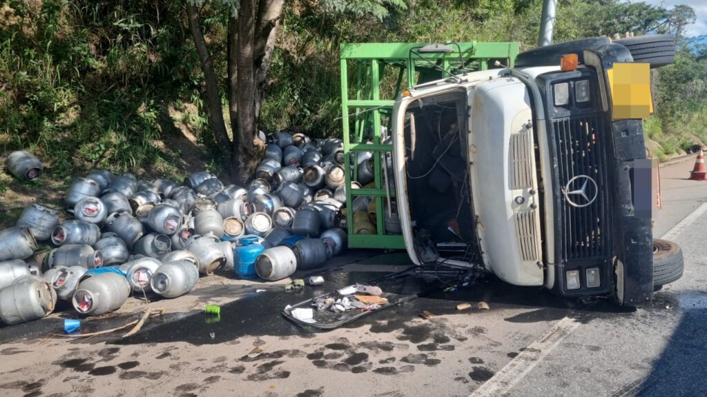 Tombamento de caminhão em Pará de Minas deixa 3 feridos; um deles com traumatismo cranioencefálico WhatsApp Image 2024-04-22 at 14.49.38