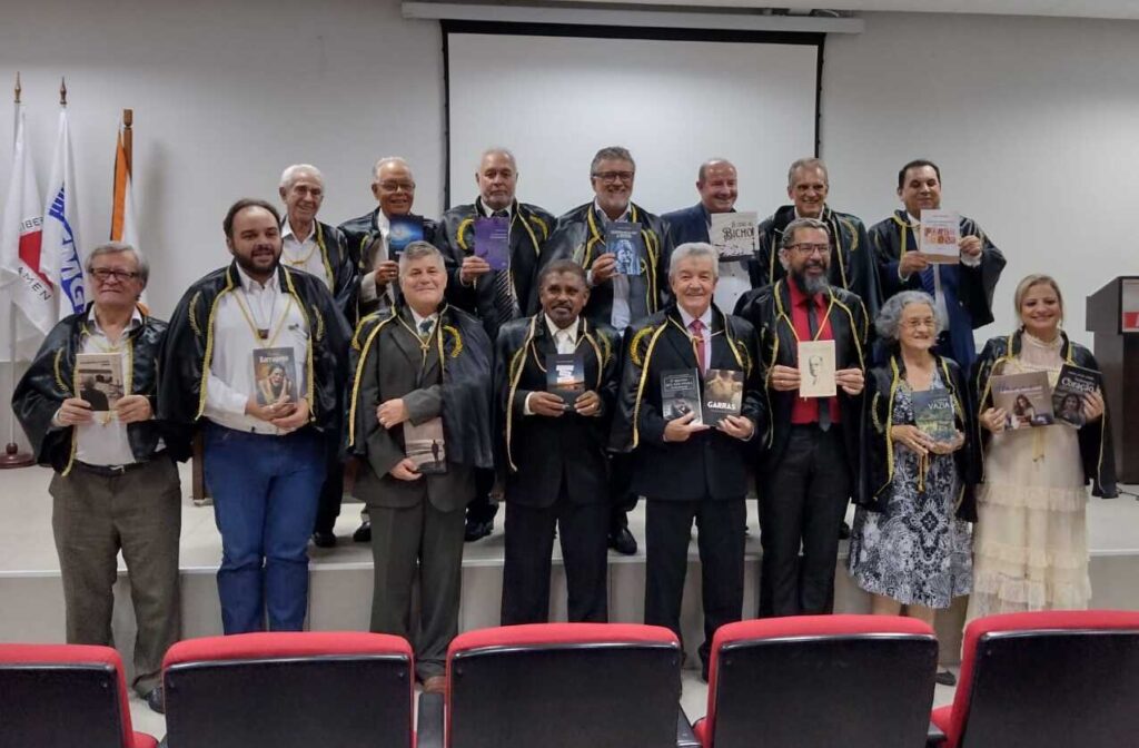 PUBLIPOST: Câmara imprime 1.900 livros de escritores acadêmicos image
