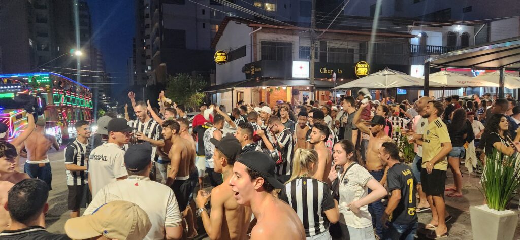 Após vitória do Galo sobre o Cruzeiro, atleticanos comemoram 'Penta' nas ruas de Divinópolis (imagens) imagem comemorção