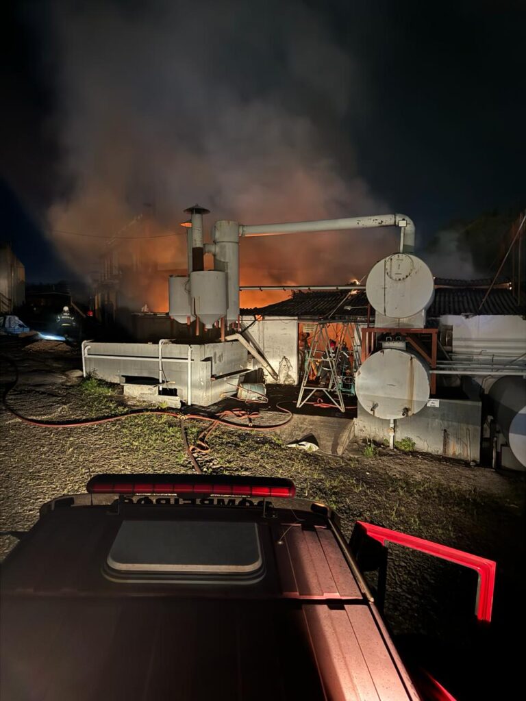Incêndio em indústria de borracha em Pará de Minas; Explosão de caldeira carboniza trabalhador incendio
