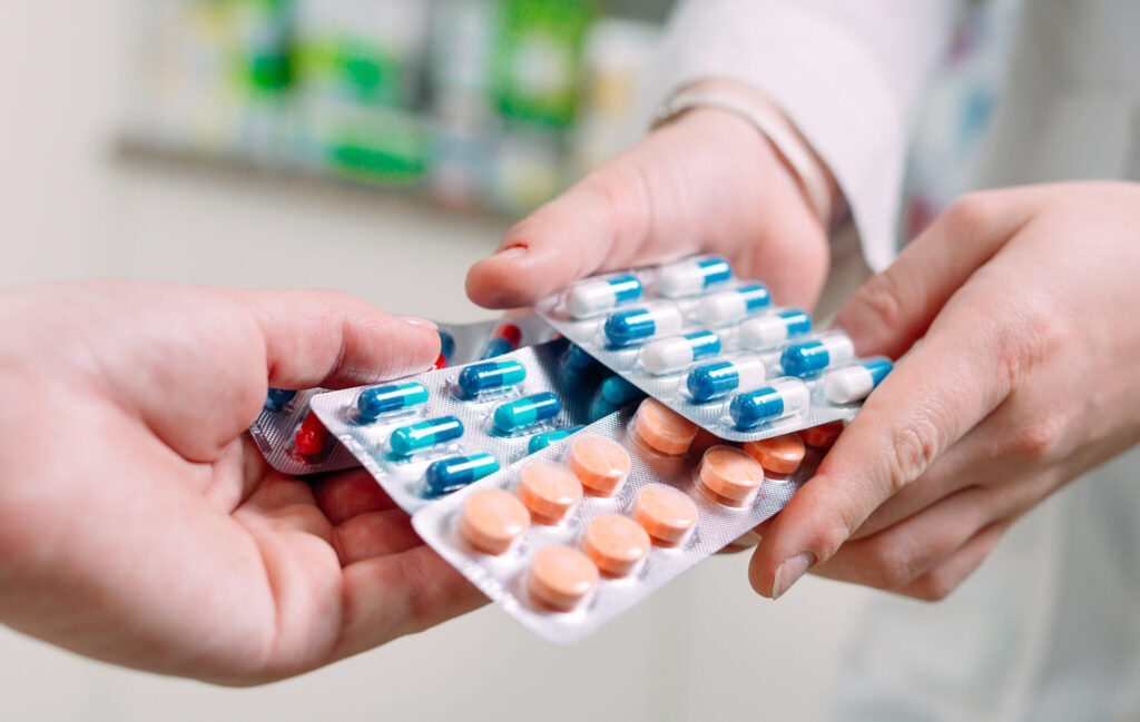 Anvisa lança painel preços de medicamentos; farmácias e drogarias não podem cobrar valor acima do permitido medicamentos