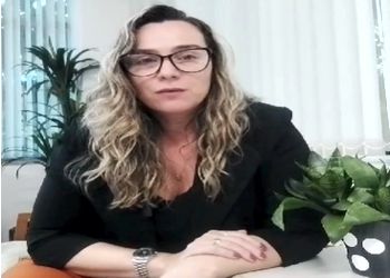 Neste dia do trabalhador, Gra Castro propõe um desafio; "quem é você depois que tira o crachá? Gra Castro
