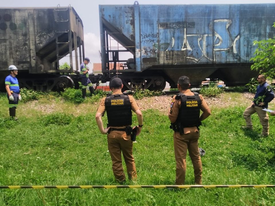 Imprudência: Locomotiva da FCA/VLI arremessa idosa contra um poste; vitima fatal insistiu atravessar via férrea Imagem ilustrativa