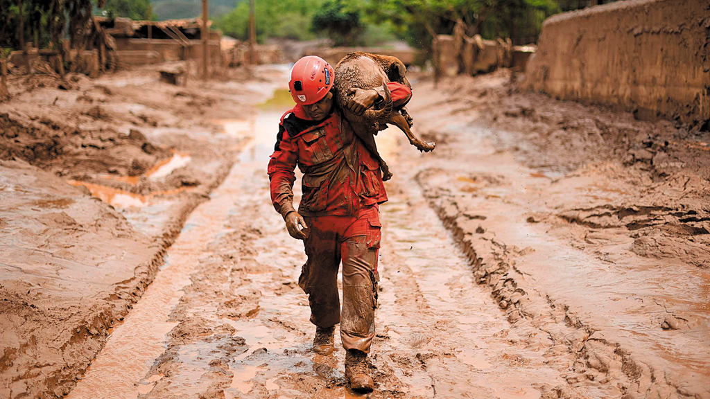 Minas e Espírito Santo querem que Vale, Samarco e BHP aumentem indenização a cima de R$ 100 bilhões por danos morais coletivos por tragédia em Mariana MARIANA 2015