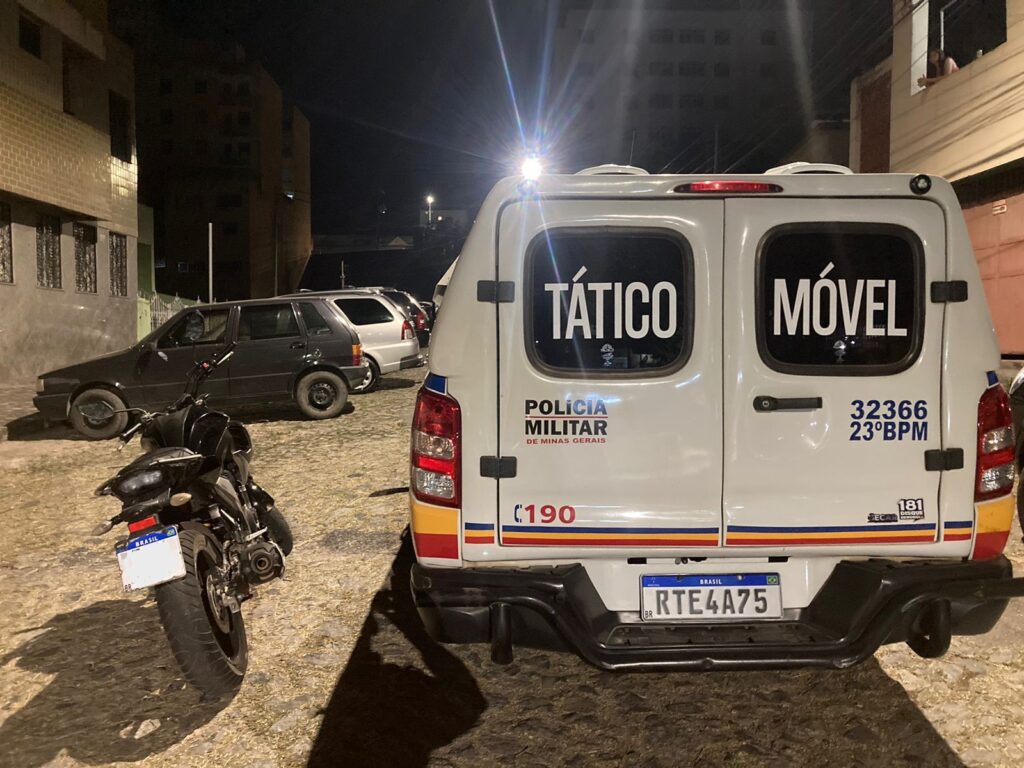 Após tentativa de fuga, trio é preso por tráfico de drogas em Divinópolis PM
