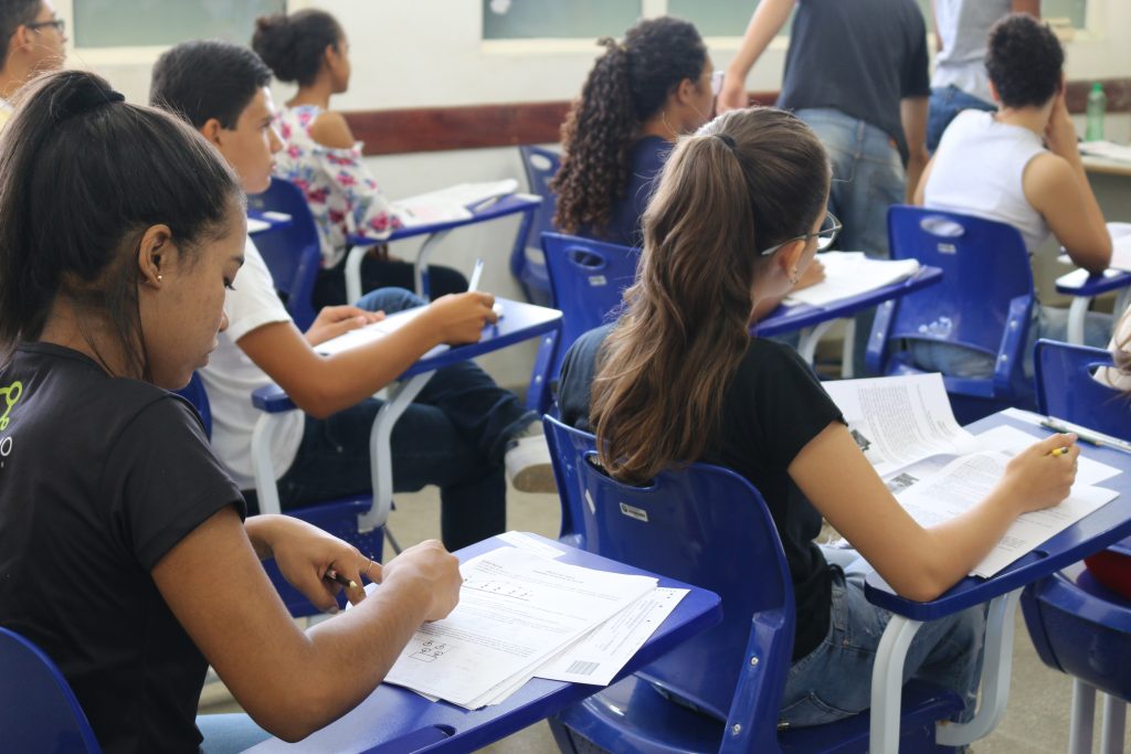 Estudantes do Ensino Médio realizam simulados para o ENEM 2024