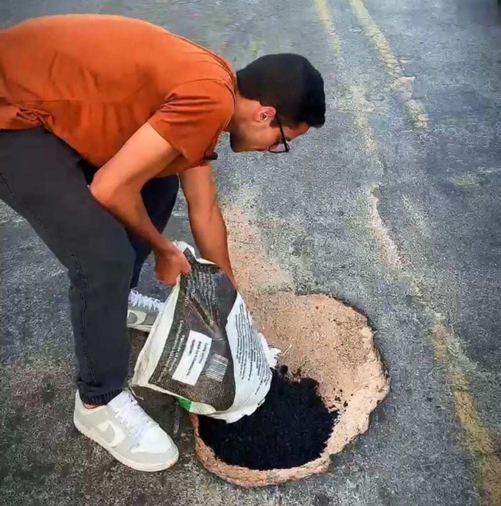 Com a Usina de Asfalto inoperante, morador de Divinópolis realiza “operação Tapa-buracos” WhatsApp Image 2024-05-10 at 15.34.28
