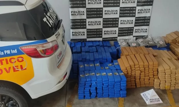 Carro capota na MG-050 com mais de uma tonelada de maconha; Motorista foge