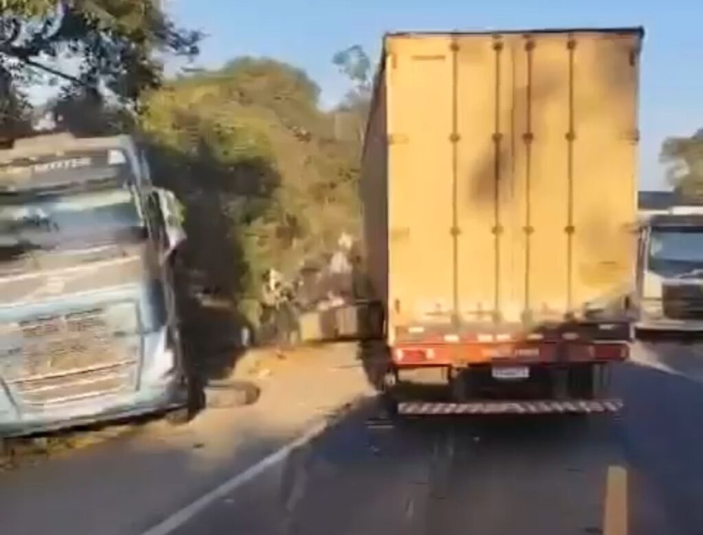 Acidente grave envolvendo duas carretas gera congestionamento na BR-262 WhatsApp Image 2024-05-28 at 09.56.35