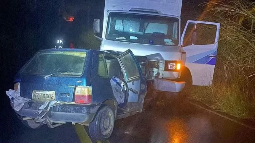 Itapecerica: Acidente entre carro e caminhão resulta na morte de três pessoas acidente