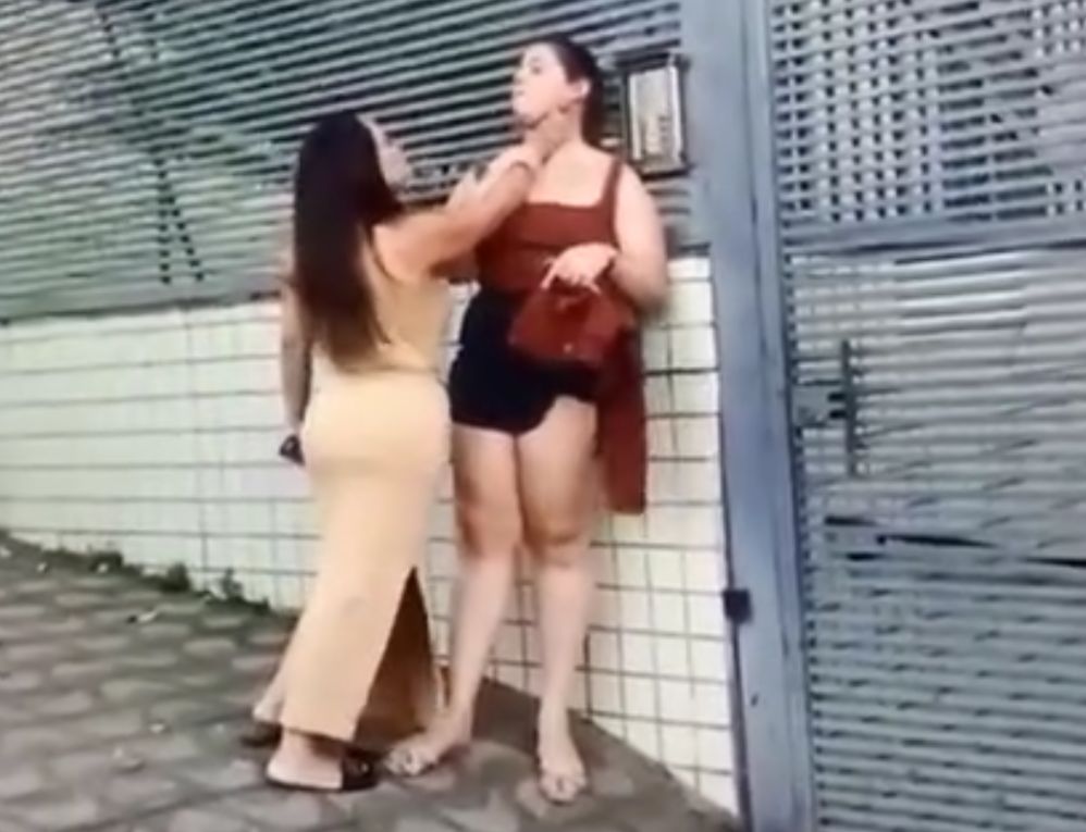 Urgente: Digital influencer, Ana Paula Marçal, agride mulher em via publica de Divinópolis, por relacionamento amoroso do pai agressão