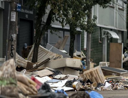 Todo centro de Porto Alegre está tomado por montanhas de lixo e entulho após água do Guaíba baixar porto 2