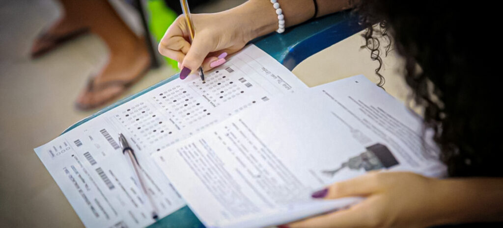 ONG busca ajudar jovens de baixa renda se inscreverem no Enem