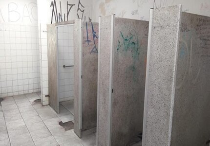 COMBATE AO SEXISMO: Imagens inapropriadas de mulheres em banheiros masculino podem ser proíbidas por lei em Minas Gerais Banheiro-publico