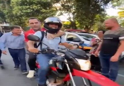 (VÍDEO) Senador fora da Lei: Cleitinho é flagrado andando de moto sem capacete, enquanto passa ao lado da PM