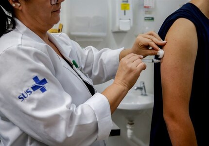 Vacina contra a Dengue falta em alguns postos da cidade e secretaria de saúde não quer realizar remanejo de doses VACINA DENGUE