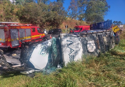 Mulher fica presa às ferragens e homem fica ferido, em batida entre dois carros na MG-050 WhatsApp Image 2024-06-15 at 12.24.15 (1)