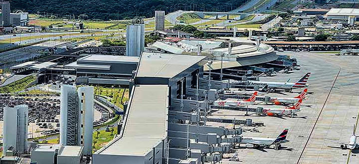 Mulher é presa por injúria racial contra comandante no aeroporto de Confins aeroporto