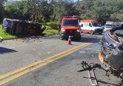 Grave acidente na MG-050 deixa quatro vítimas feridas bombeiros samu acidente mg 050