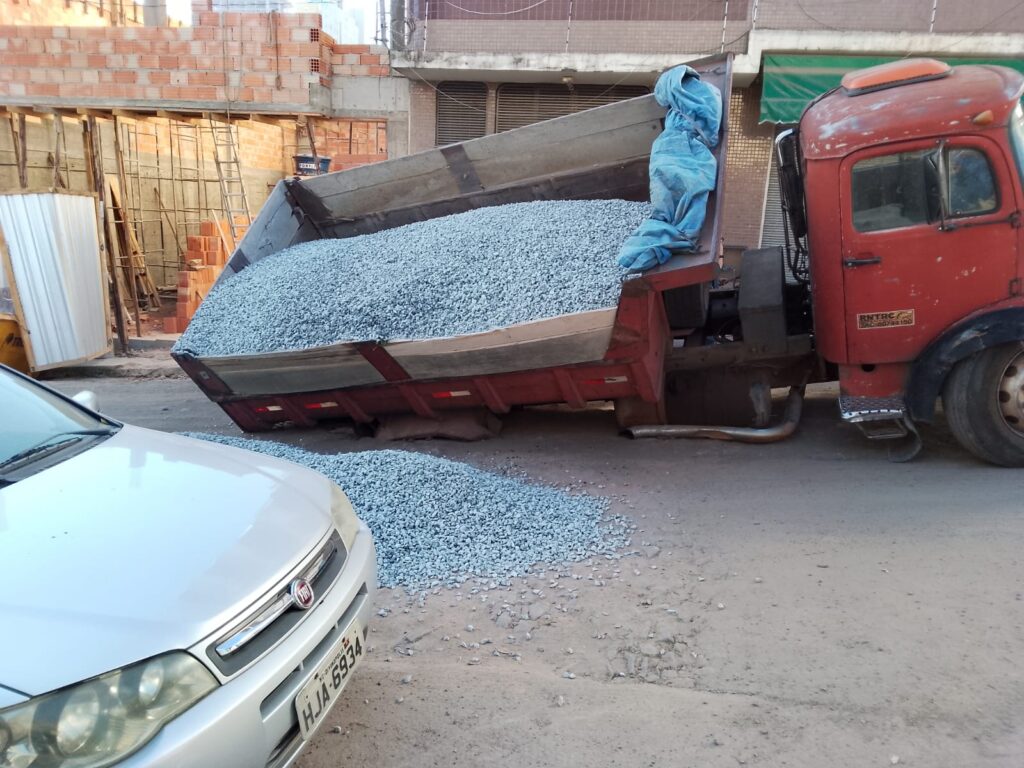 Por obra mal feita caminhão afunda em via pública de Divinópolis caminhão