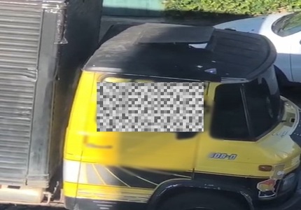 Em Divinópolis, motorista é flagrado dentro do caminhão se masturbando próximo a crianças no bairro Nossa Senhora das Graças caminhao censurado