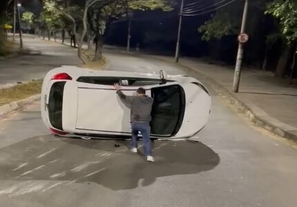 Em Divinópolis, carro capota na Avenida JK e bloqueia passagem no sentido Centro – Santa Clara
