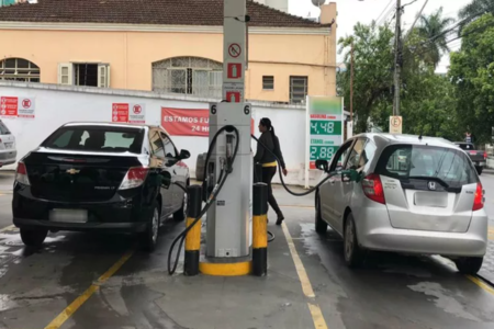 Dia sem impostos na quinta-feira (06), com gasolina a R$ 3,76 terá restrições de abastecimento em Divinópolis carros