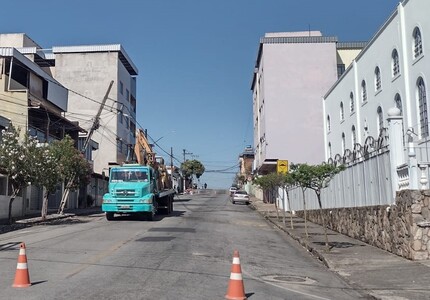 Trabalhadores ficam presos em caminhão energizado, após acidente com fiação elétrica no Nossa Senhora das Graças