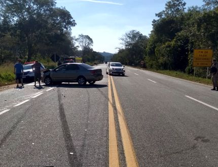 Cláudio/MG: Motorista provoca acidente na BR-494, foge e deixa o irmão dentro do veículo colisão 494