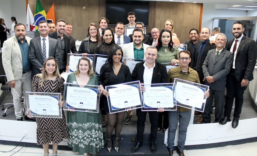 Câmara de Vereadores de Divinópolis homenageia jornalistas, radialistas e apresentadores com a ‘Comenda Profissional da Imprensa 2024’