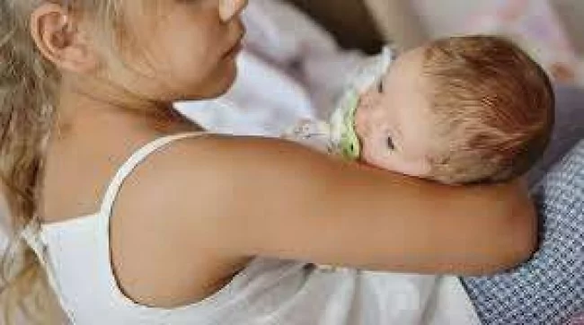 PL Antiaborto por Estupro pode levar adolescentes à privação de liberdade por até 3 anos criança boneca