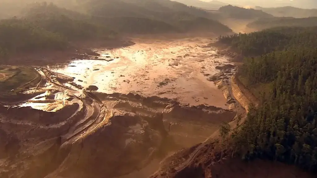 Governos de MG e ES querem R$ 109 bi de empresas por danos em desastre de Mariana g1