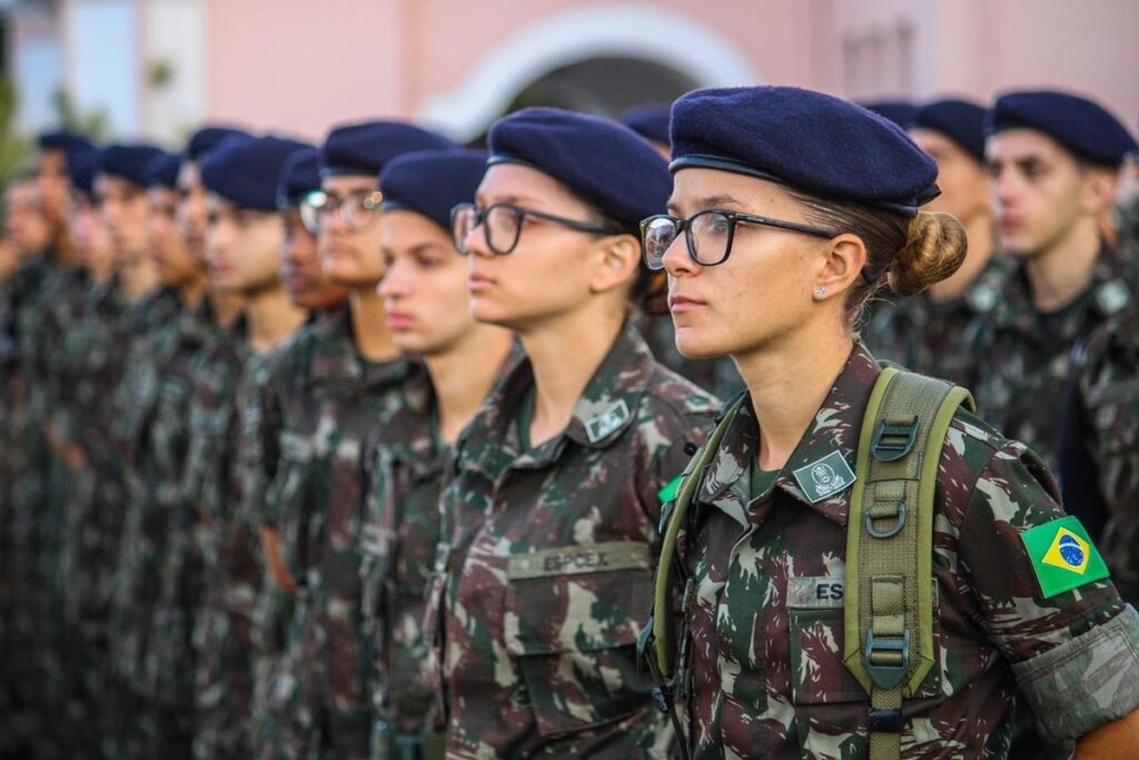 Mulheres poderão se alistar para as forças armadas a partir de 2025 mulheres