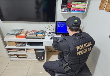 Crianças e adolescentes são vítimas de crimes de abuso sexual na internet; PF realiza busca e apreensão